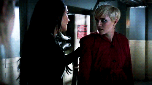 emily-punches-sara-on-pll